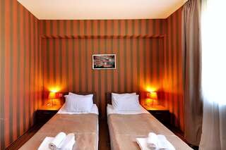 Отель Athletics Hotel Тбилиси Стандартный двухместный номер с 1 кроватью или 2 отдельными кроватями-1
